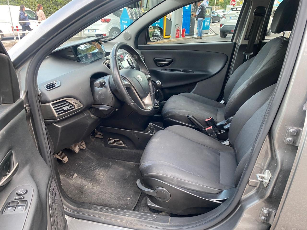 Lancia Ypsilon 1.2 69 CV 5 porte S&S Black and Noir