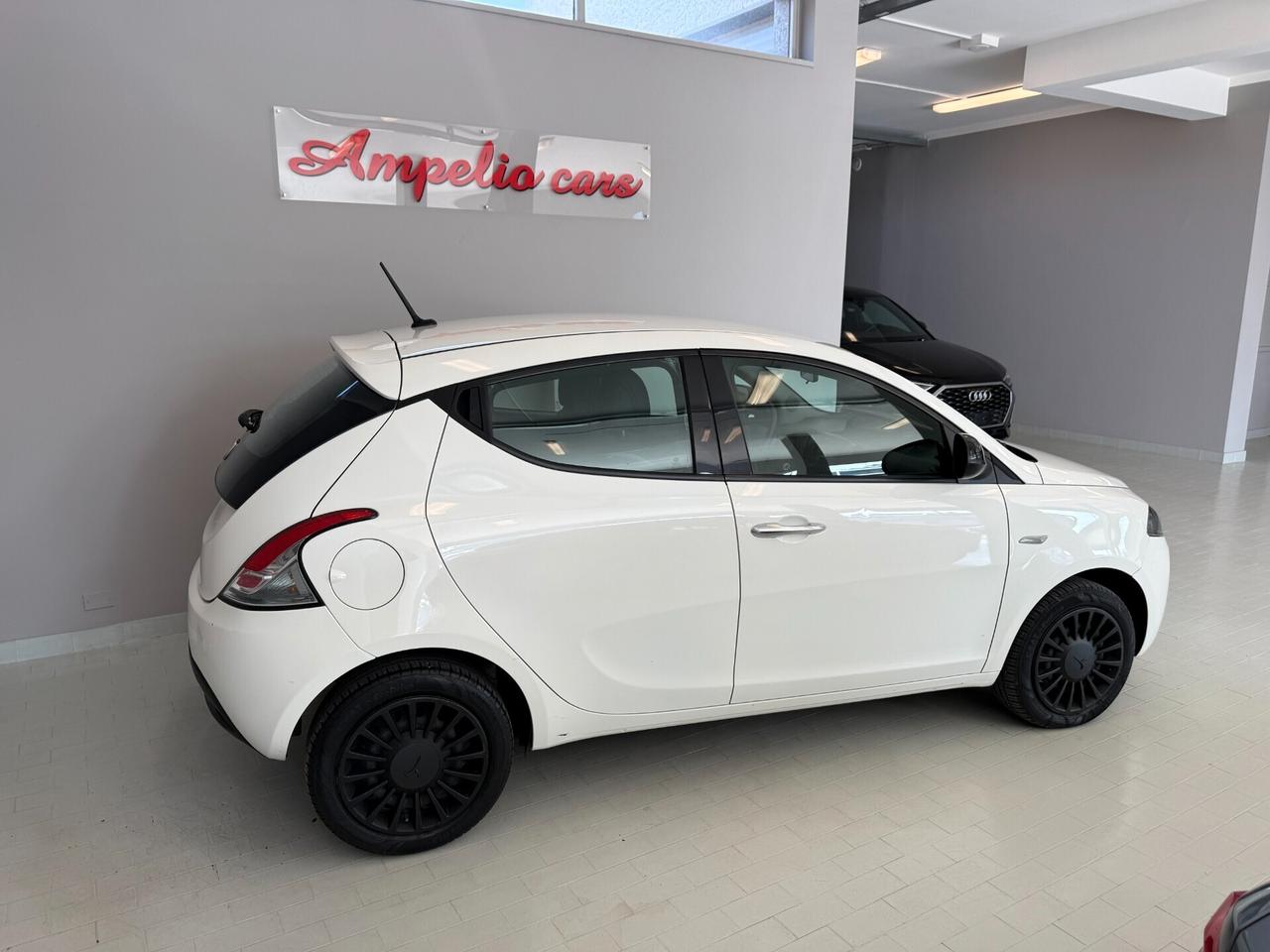 Lancia Ypsilon 1.0 FireFly 5 porte S&S Hybrid Silver