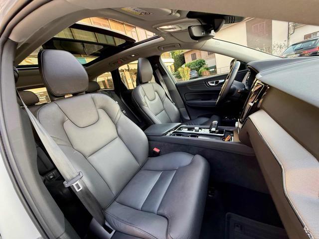 VOLVO XC60 B4 (d) AWD automatico Ultimate Dark