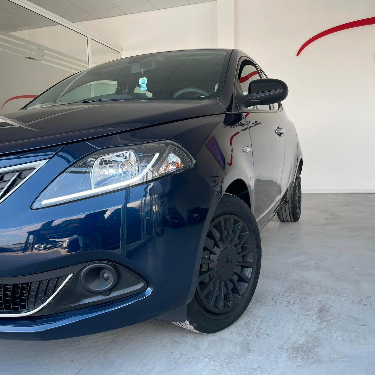 Lancia Ypsilon 1.0 FireFly 5 porte S&S Hybrid Ecochic Silver