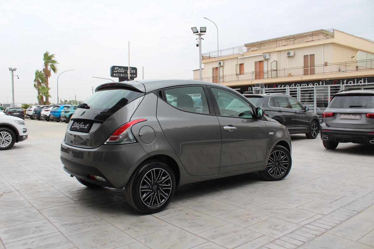 Lancia Ypsilon 1.0 FireFly 5 porte S&S Hybrid Ecochic Silver