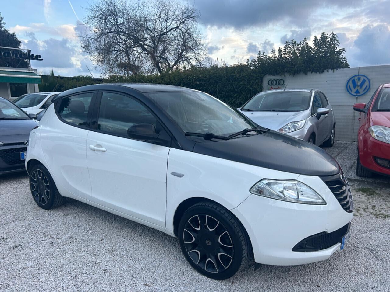 Lancia Ypsilon 1.2 69 CV 5 porte S Momodesign