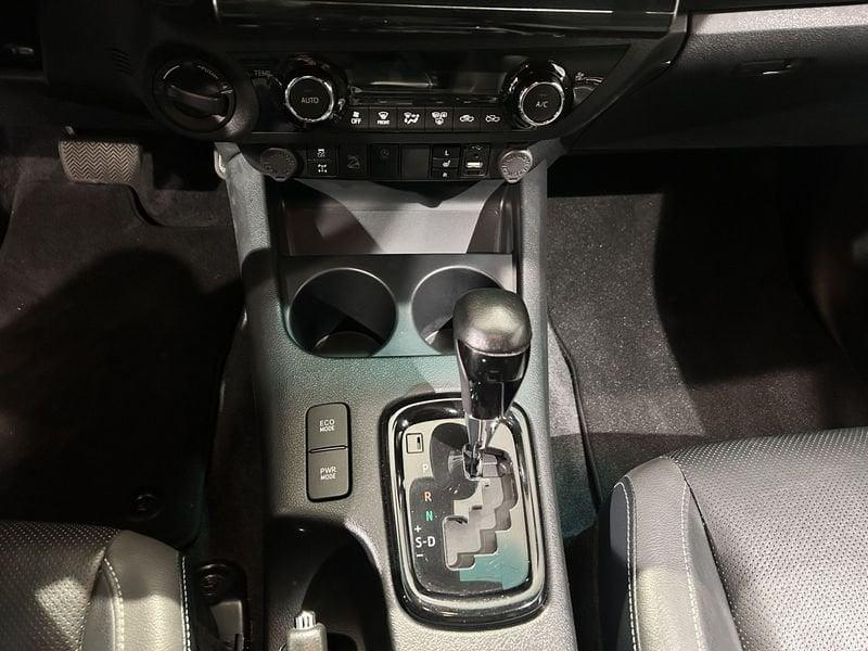 Toyota Hilux Hilux 2.8 D A/T 4WD 4 porte Double Cab Invincible + COPERTURA HARD TOP