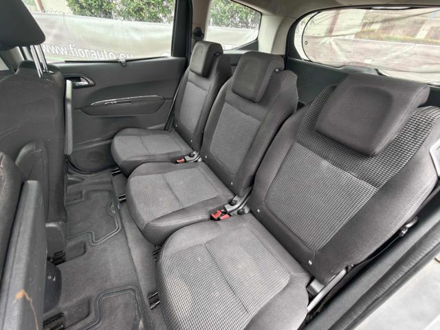 PEUGEOT 5008 1.6 HDi 112CV AUT. Féline
