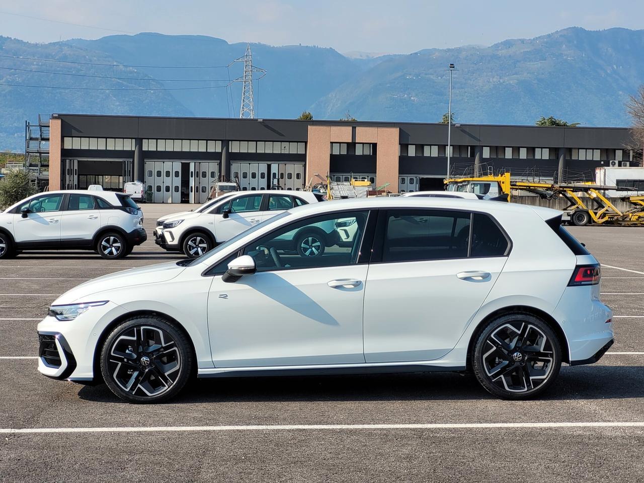 Volkswagen Golf 1.5 etsi R-Line 150cv dsg IQ. DRIVE
