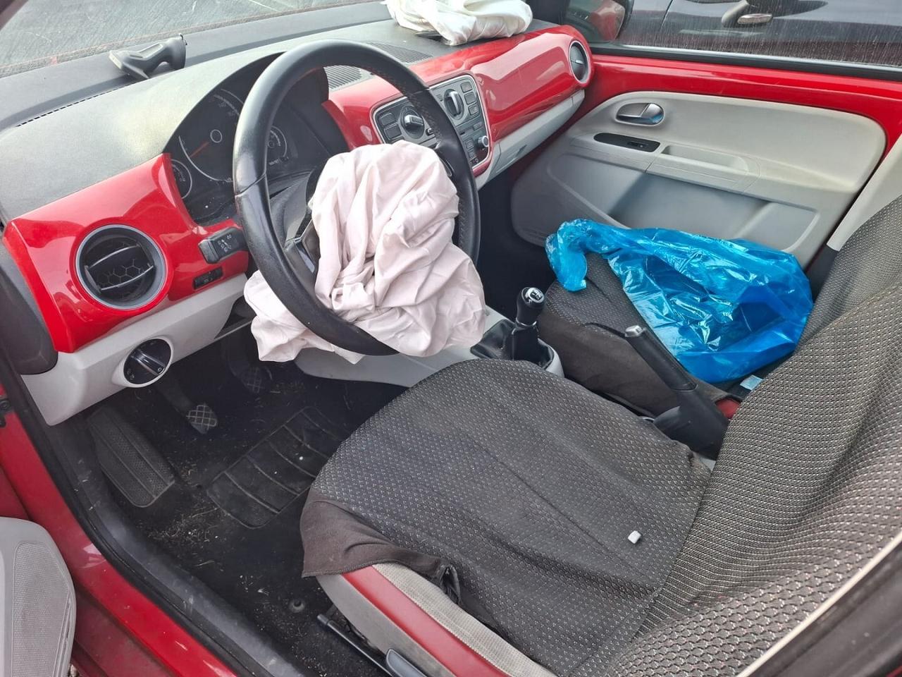 VW UP 2014 BENZINA SINISTRATA