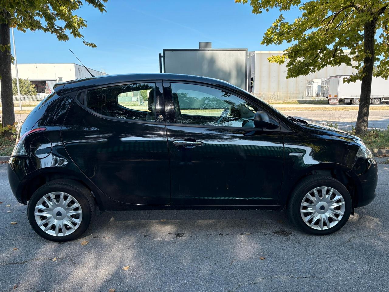 Lancia Ypsilon 0.9 TwinAir 85 CV 5 porte Metano Ecochic Silver