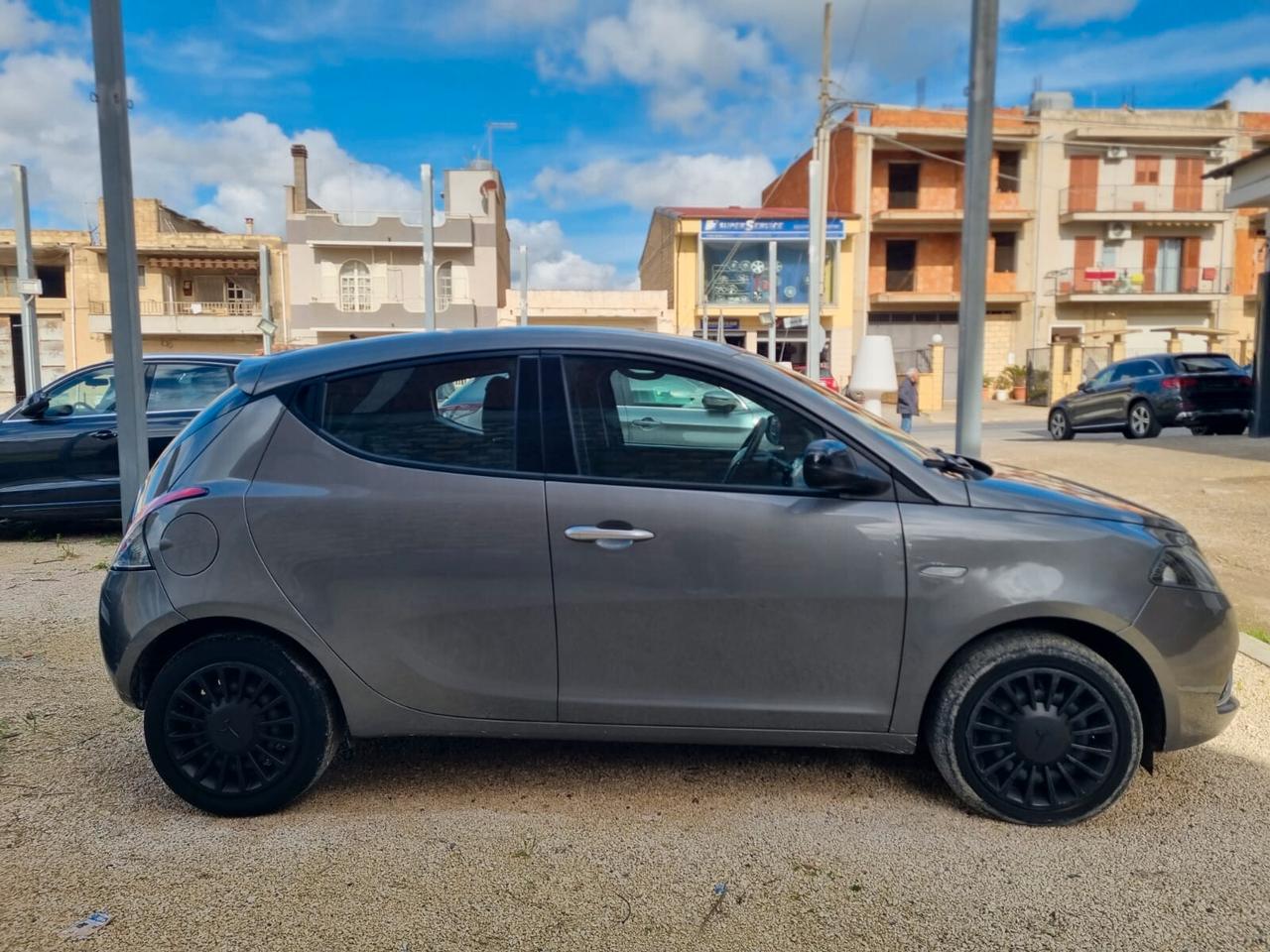 Lancia Ypsilon 1.0 FireFly 5 porte S&S Hybrid Ecochic Silver