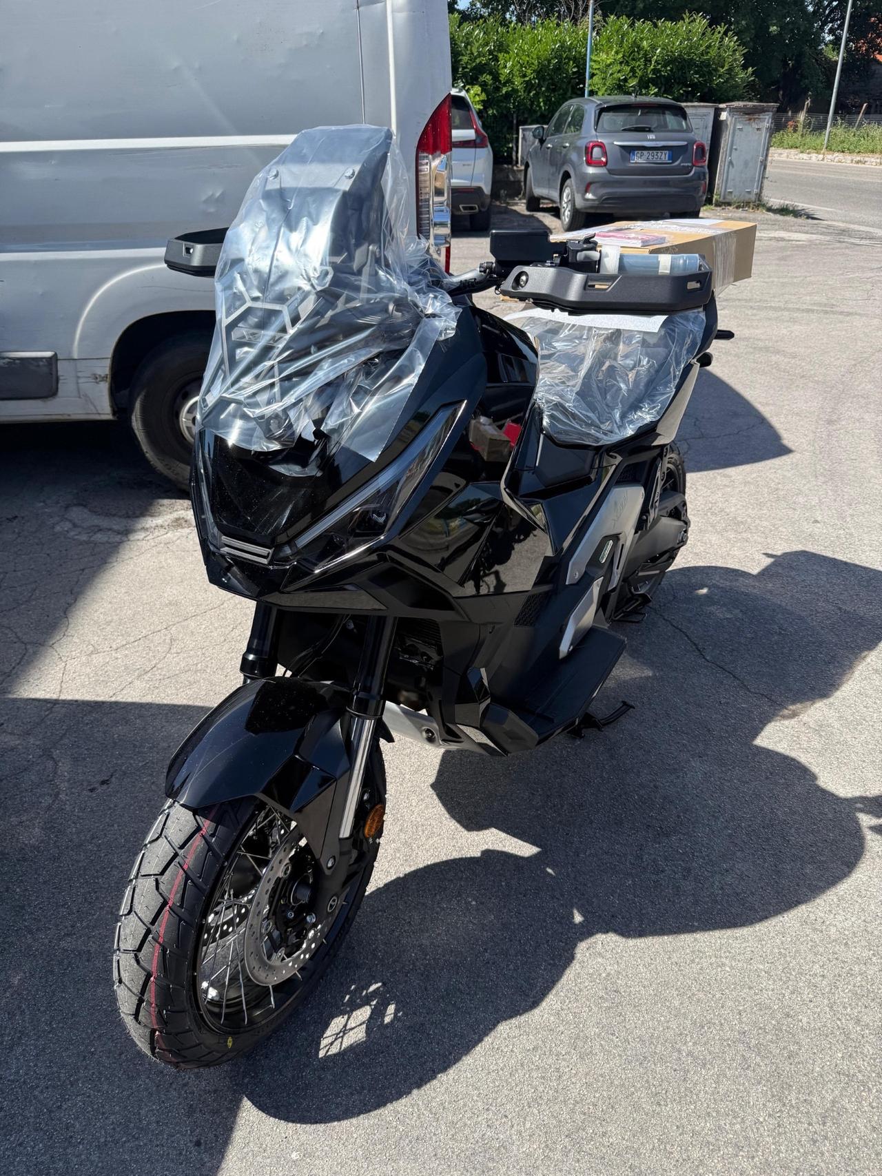 Honda X-ADV 750 con tris valigie