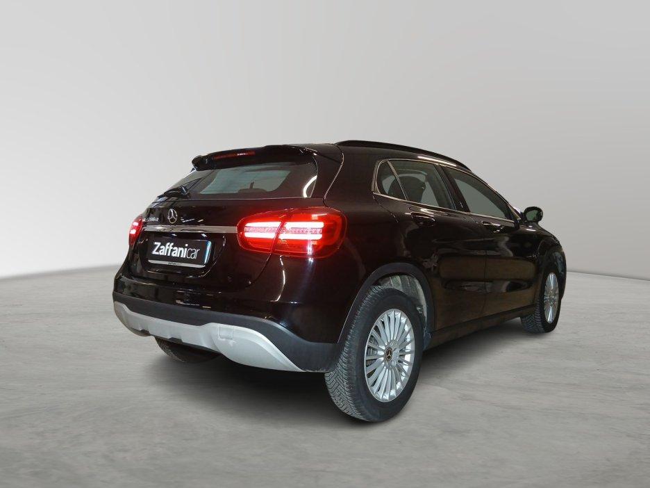 Mercedes-Benz GLA (X156) - GLA 200 d Automatic Business
