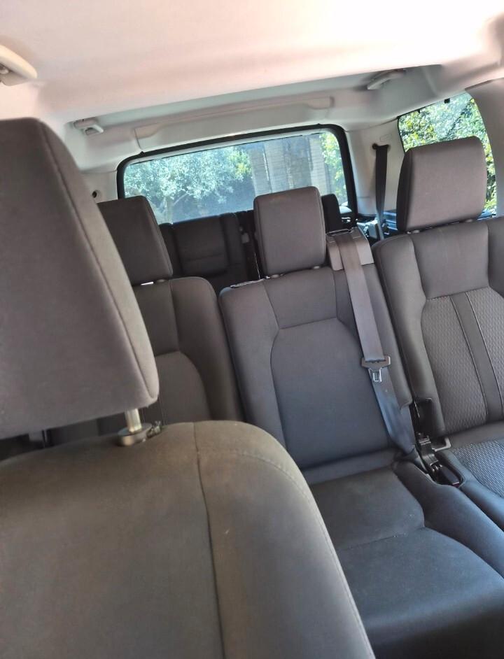 Land Rover Discovery 7 posti