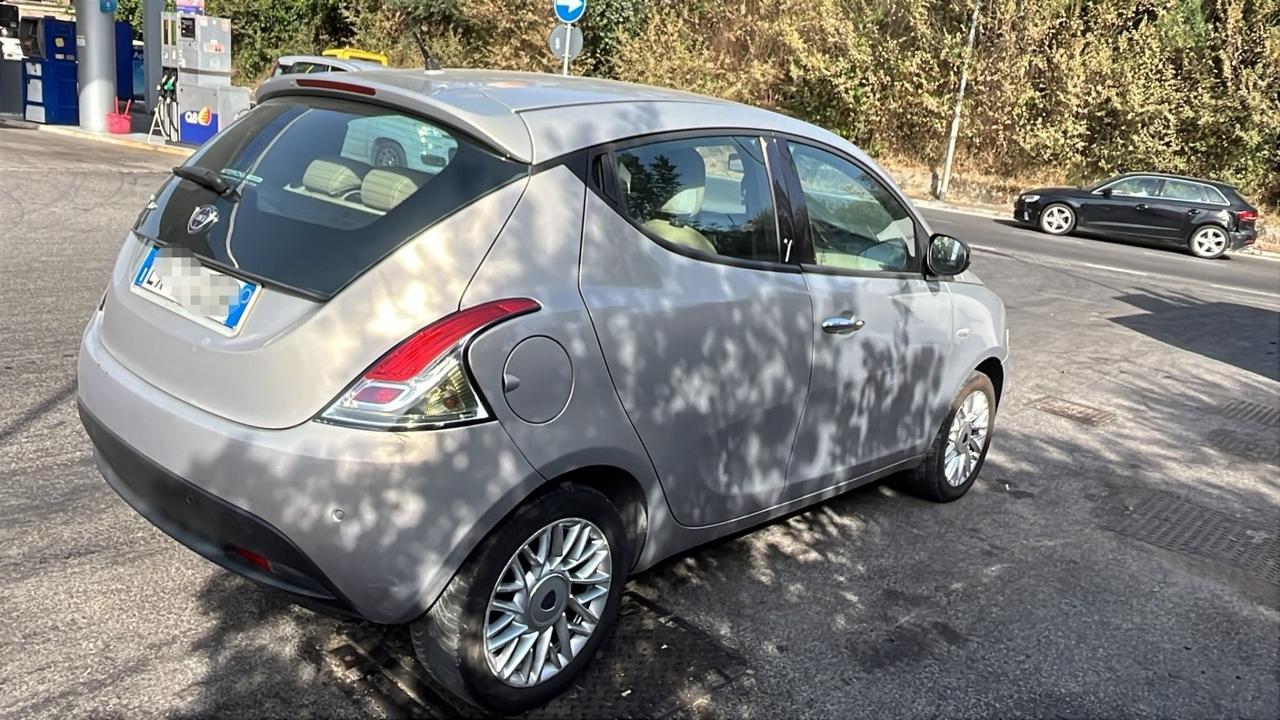 Lancia Ypsilon 0.9 TwinAir 85 CV 5 porte S&S DFN Platinum Cambio Automatico