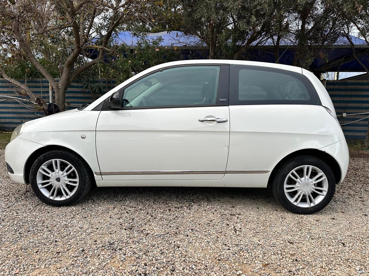 Lancia Ypsilon 1.3 MJT 75 CV Unyca