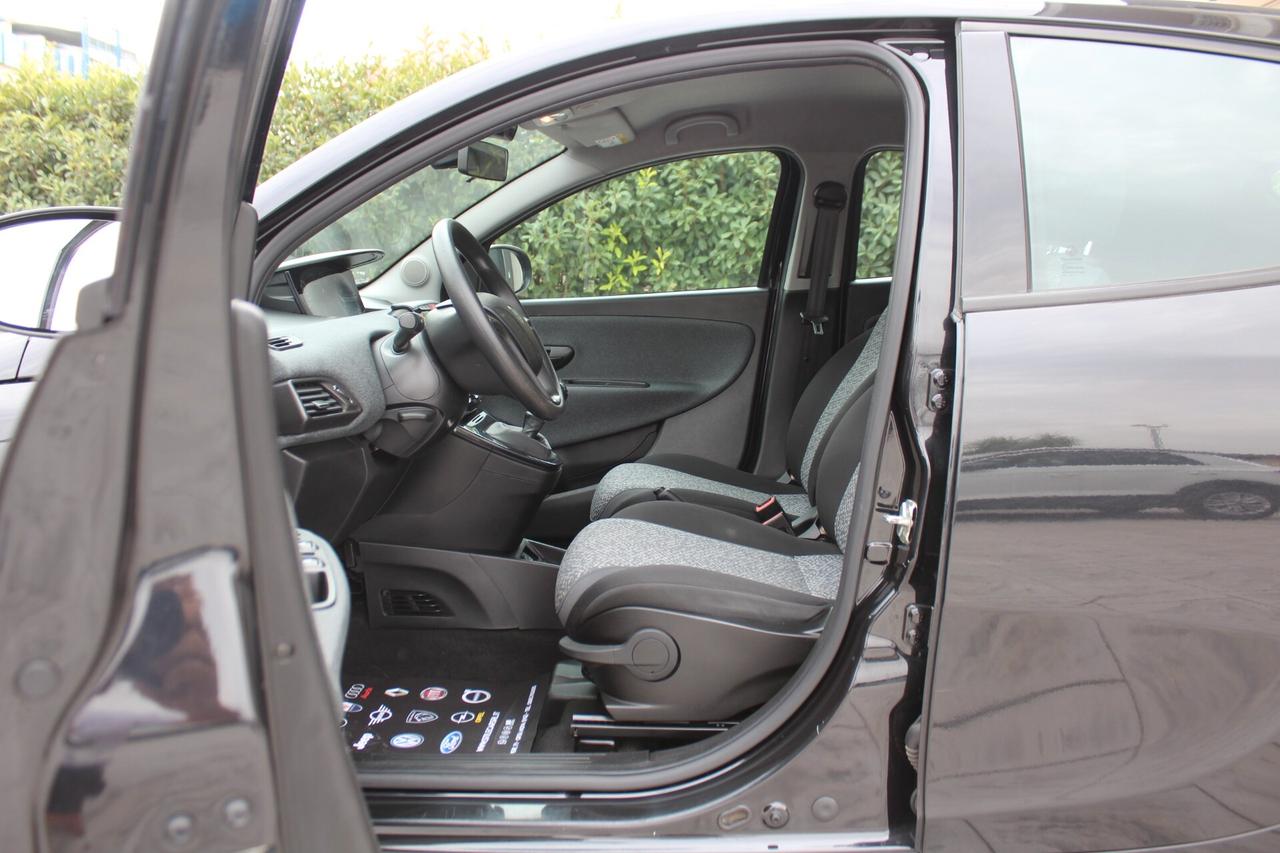 Lancia Ypsilon 1.0 FireFly 5 porte S&S Hybrid Ecochic Silver