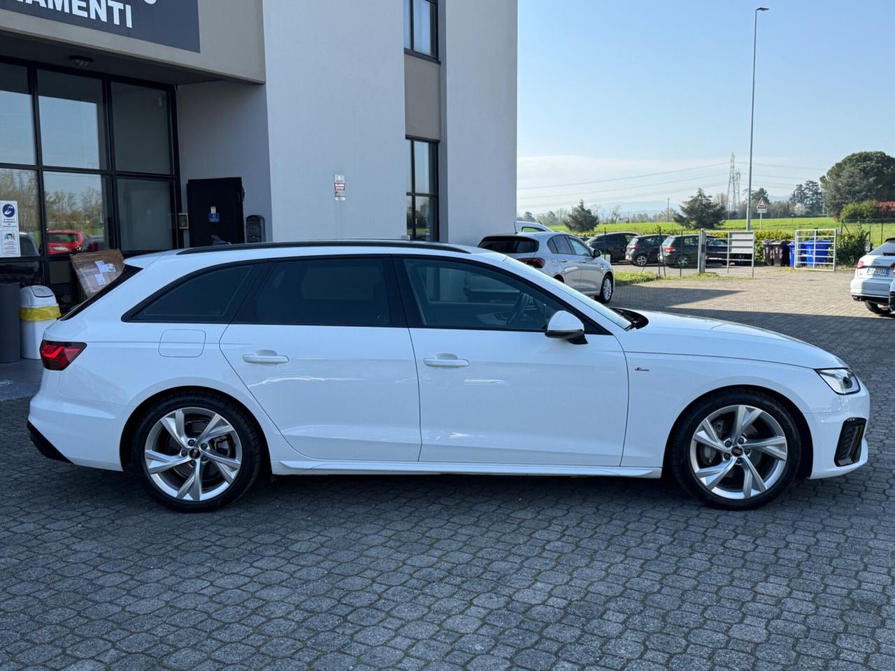 Audi A4 Avant 40 TDI quattro S tronic S line|BLACK LINE