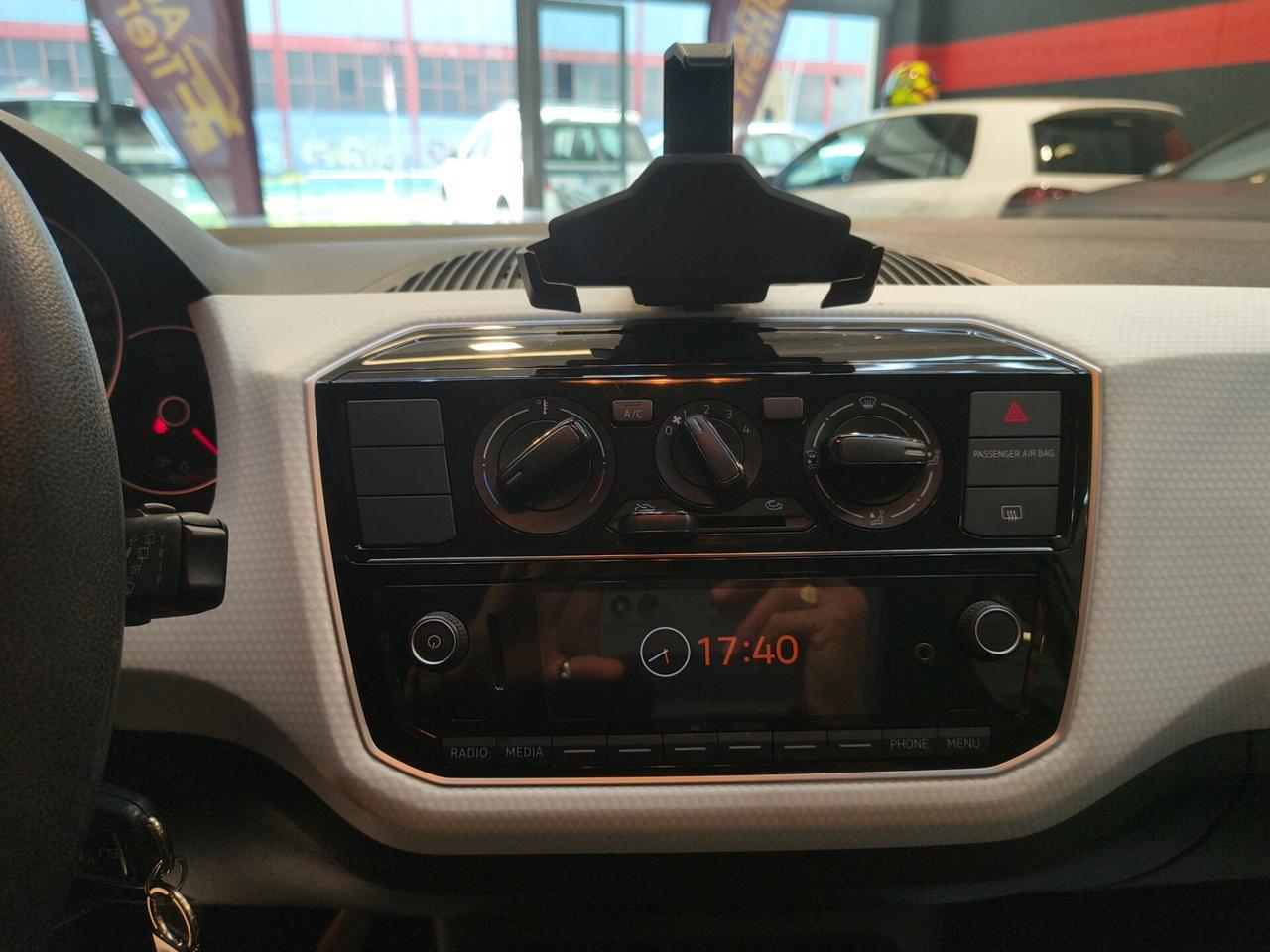 Volkswagen up! 1.0 5p. take solo 19.000 km