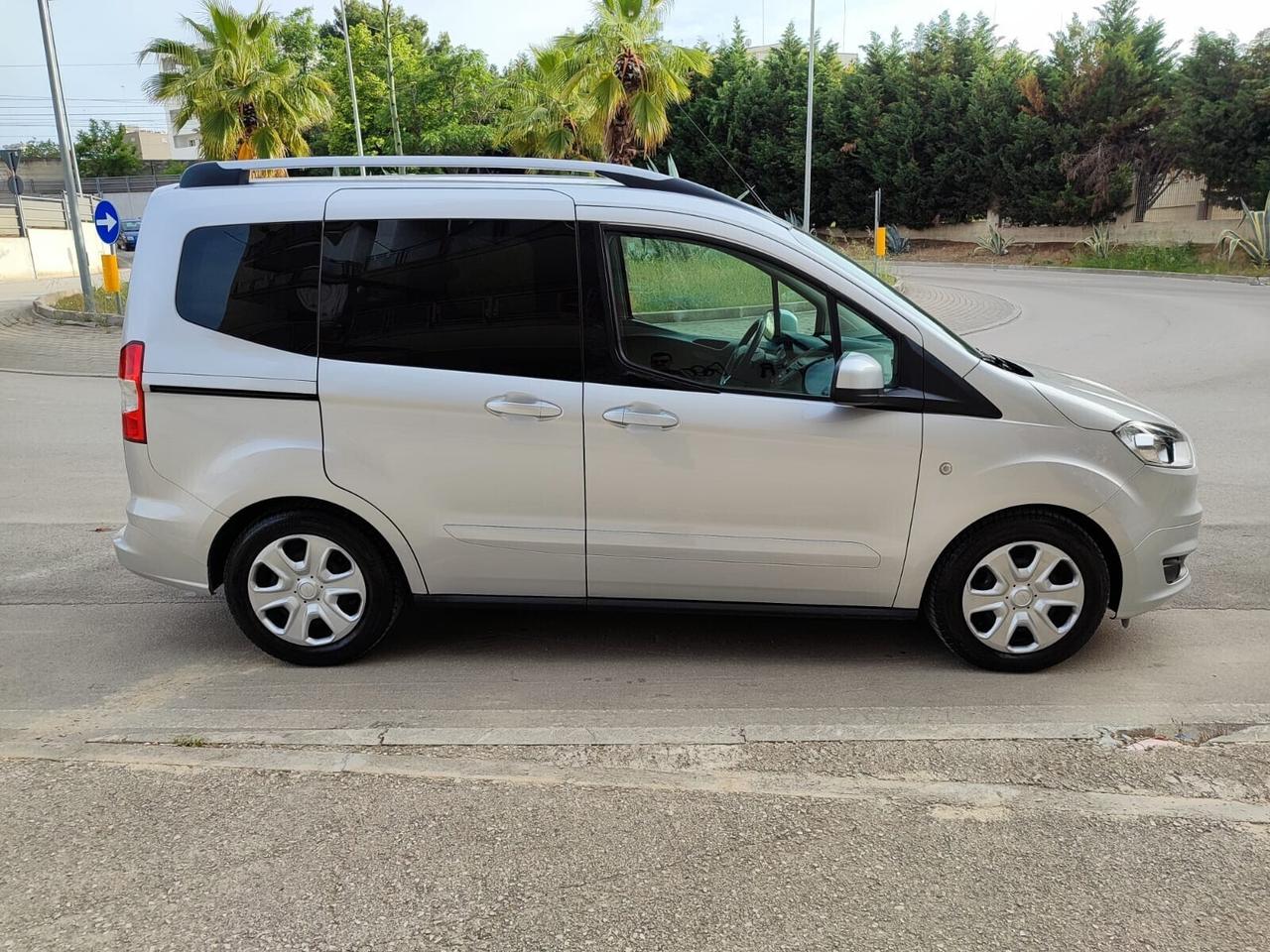 Ford Tourneo Courier 1.5 tdci 75CV VETTURA NUOVO!!