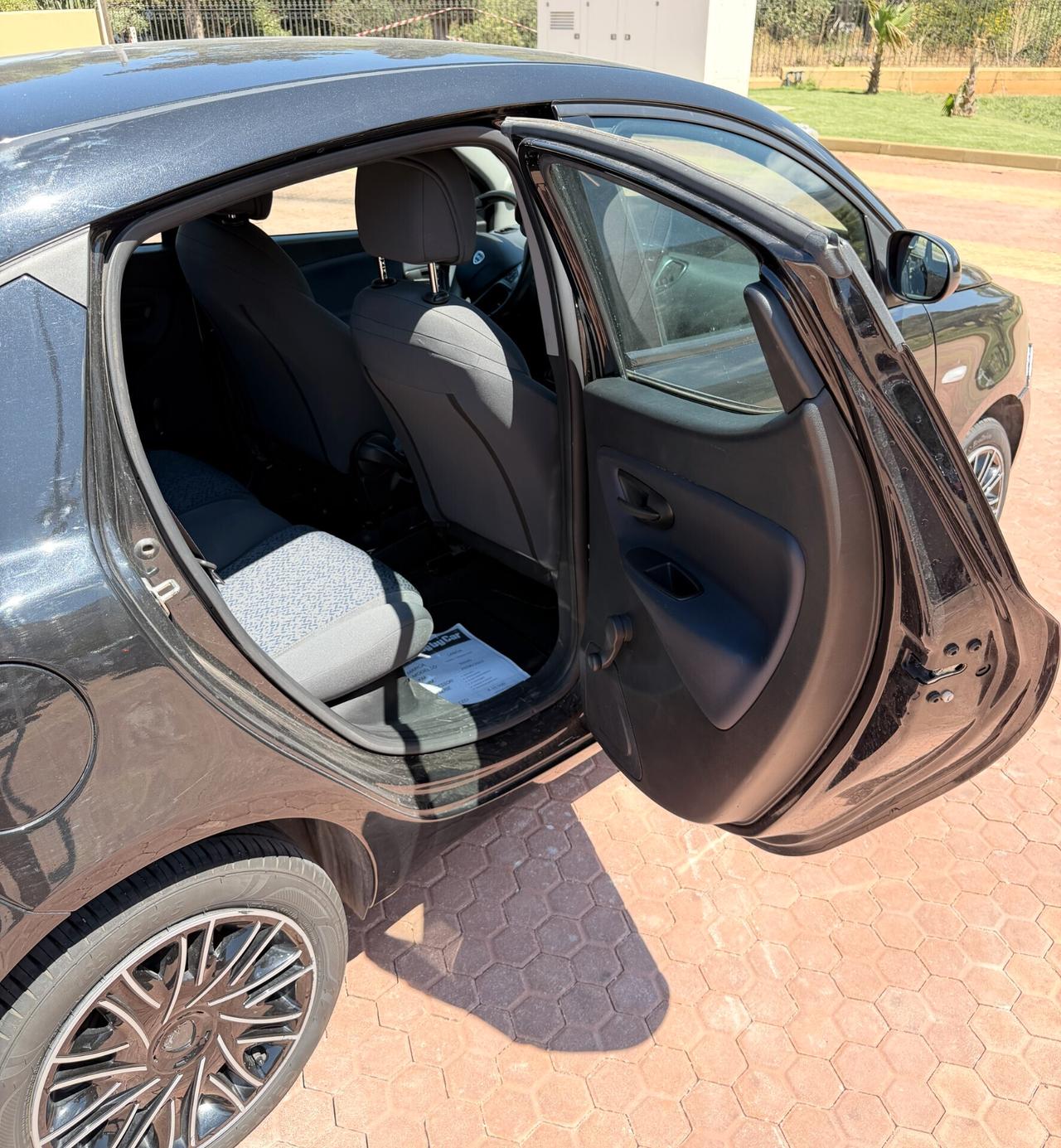 Lancia Ypsilon 1.0 Hybrid Gold | Compatta, Elegante e Super Accessoriata