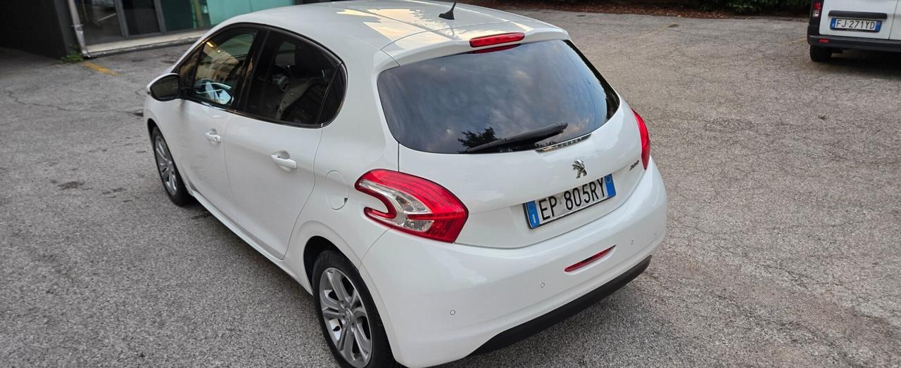 Peugeot 208 1.4 HDi 68 CV 5 porte Allure