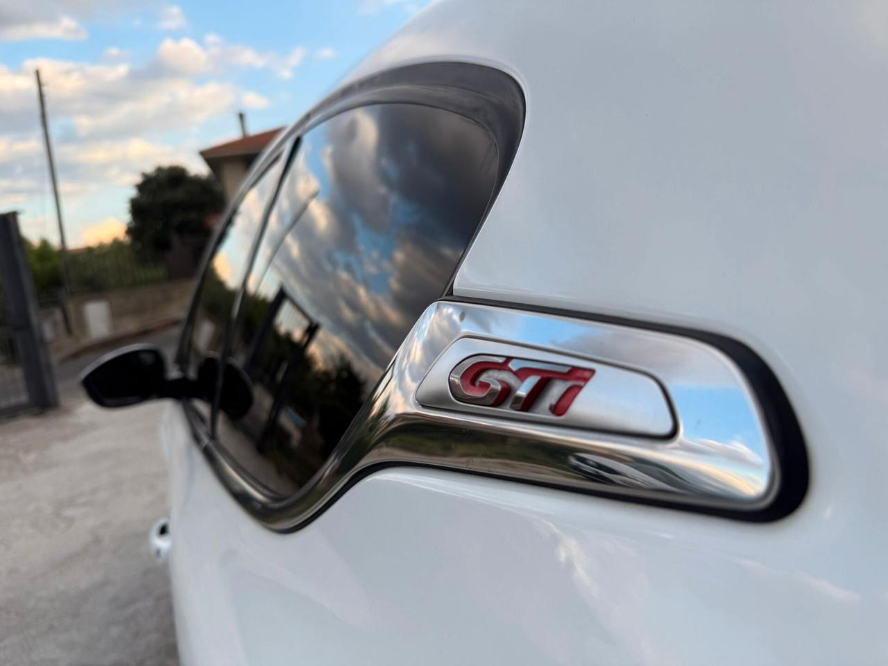 Peugeot 208 1.6 THP 200 CV 3 porte GTi