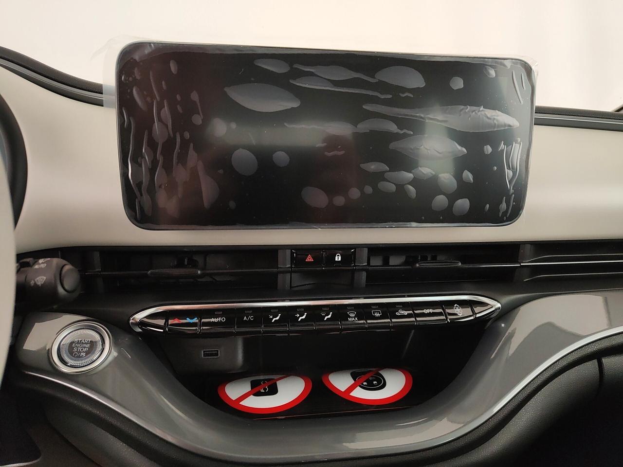 Fiat 500 Berlina Hybrid La Prima