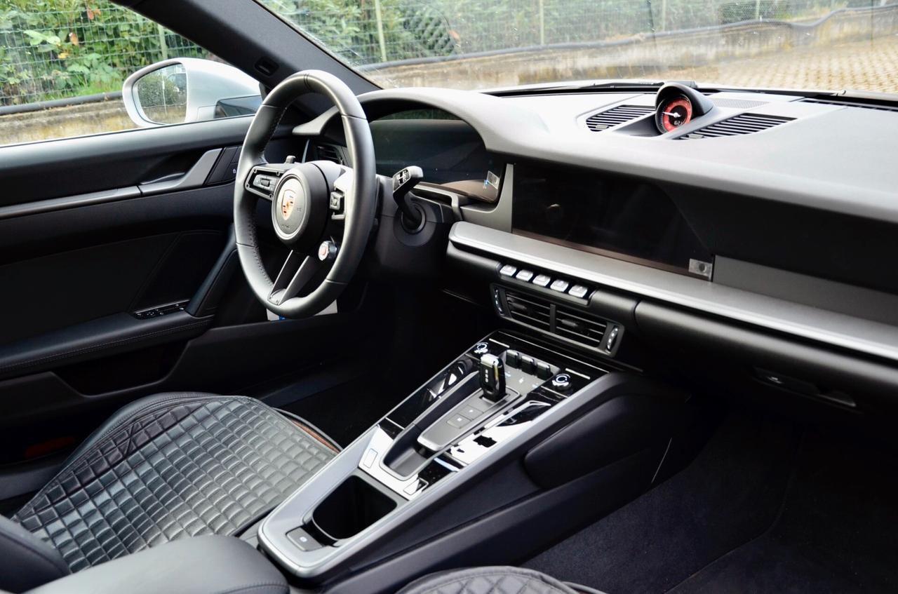 PORSCHE 911 992.2 COUPE 3.0 CARRERA 394cv PDK, GARANZIA UFF PORSCHE, UFF ITALIANA, UNICOPROPRIETARIO, PERFETTE CONDIZIONI, SCARICO, MATRIX, SOSPENSIONI ADATTIVE, SPORT CHRONO, 20"/21", PERMUTE