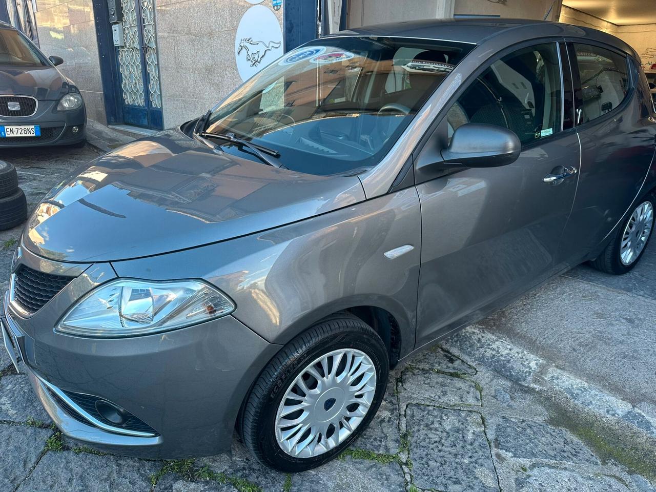 Lancia Ypsilon 1.2 69 CV 5 porte Silver