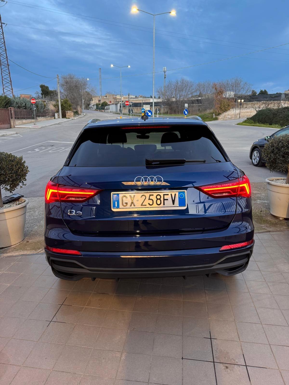 Audi Q3 35 TDI S tronic Identity Black