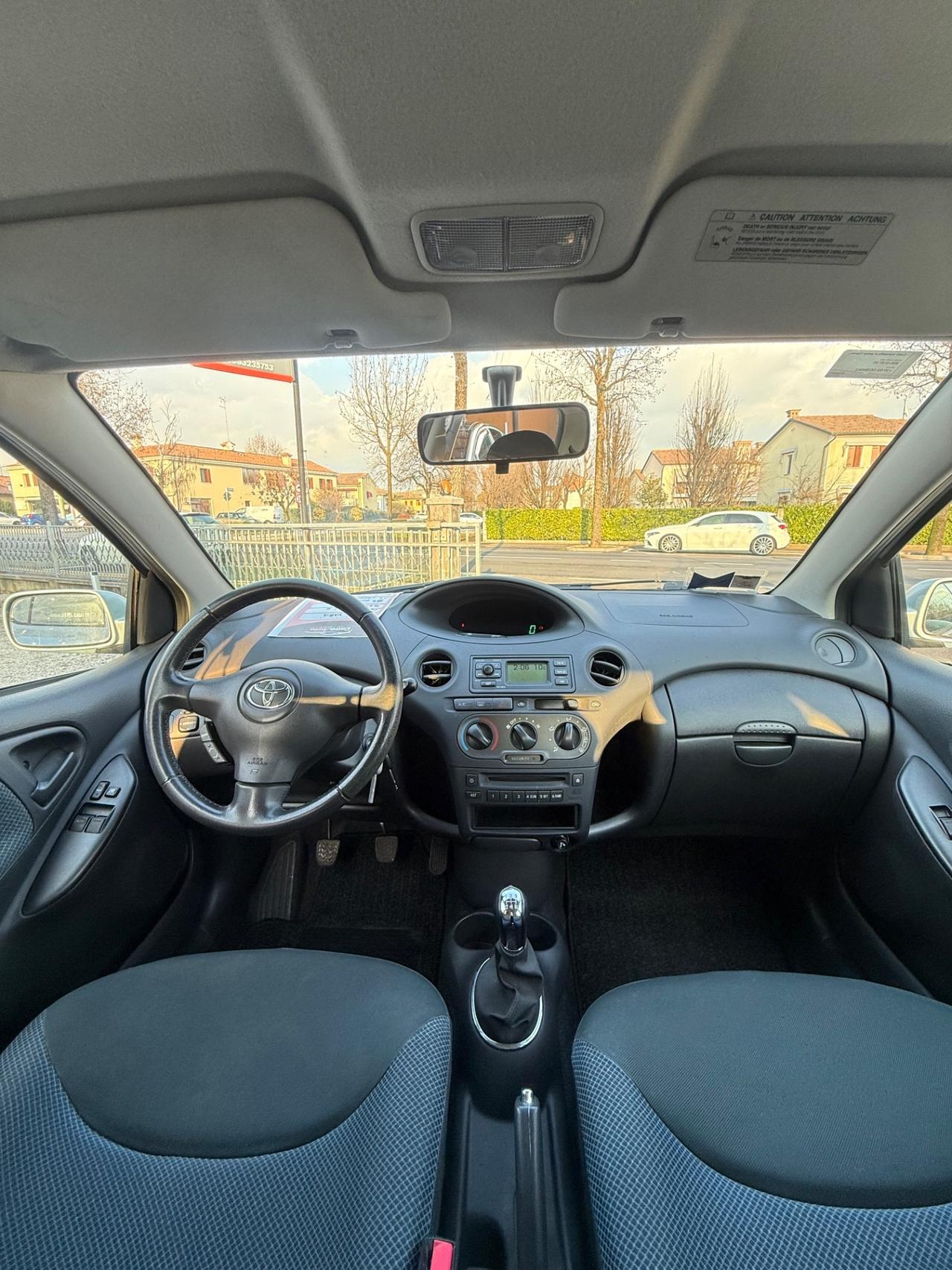 Toyota Yaris 1.0i 16V cat 5 porte Sol