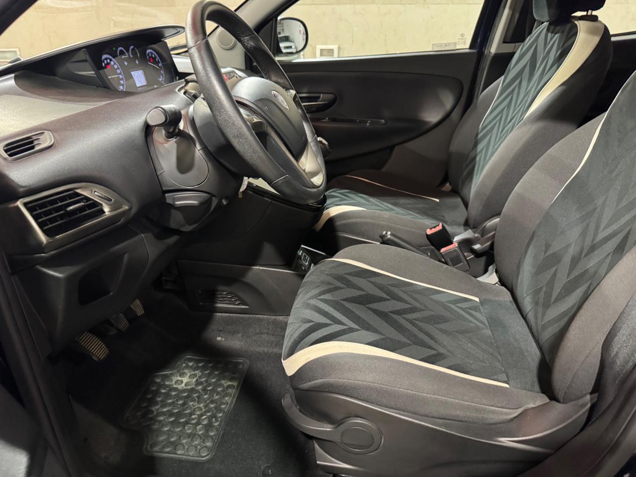 Lancia Ypsilon 1.2 69 CV 5 porte Silver NEOPATENTATI
