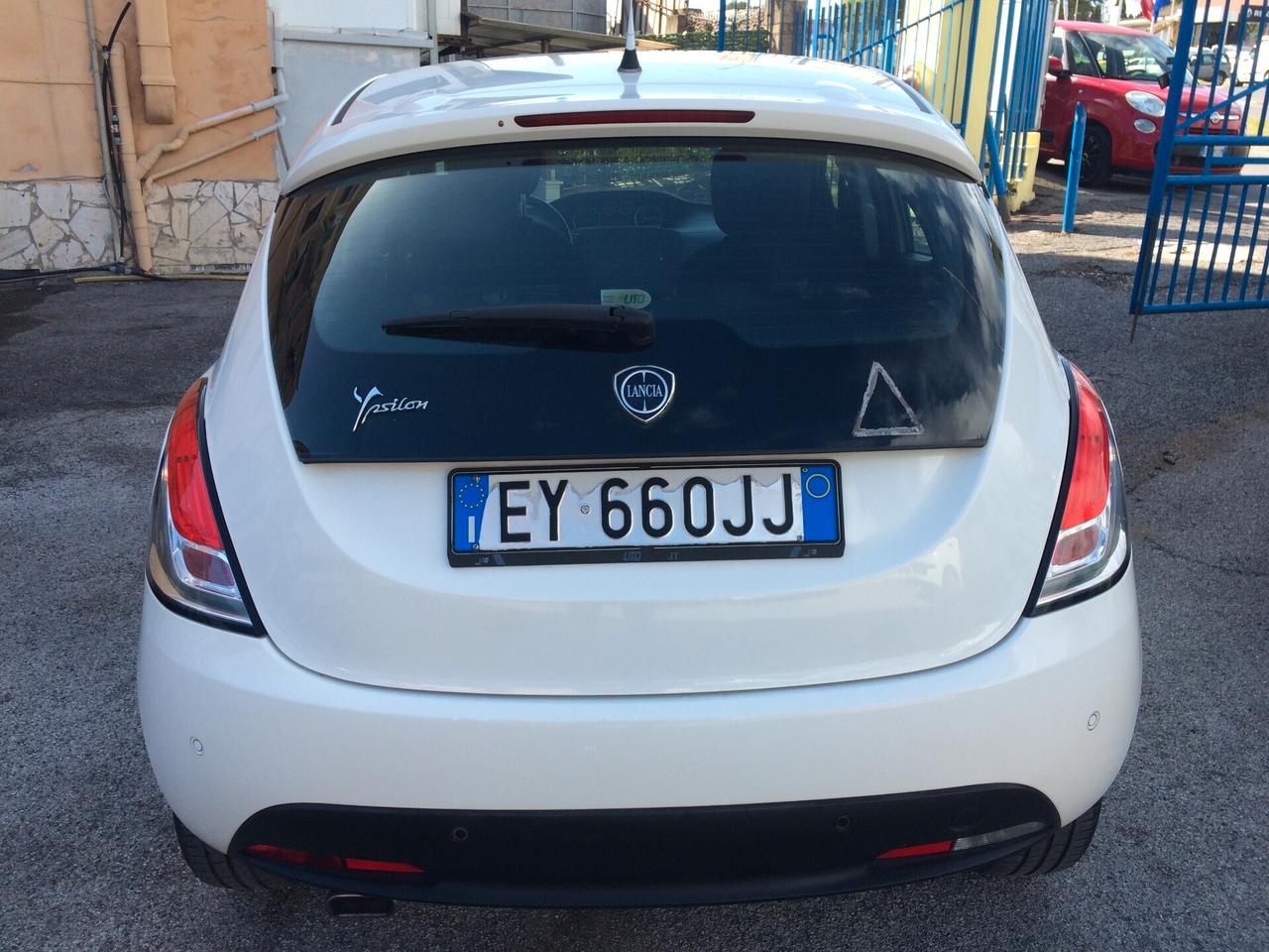 Lancia Ypsilon 1.2 69 CV 5 porte GPL Gold tagliandata distribuzione eseguita a km 138000 garanzia !