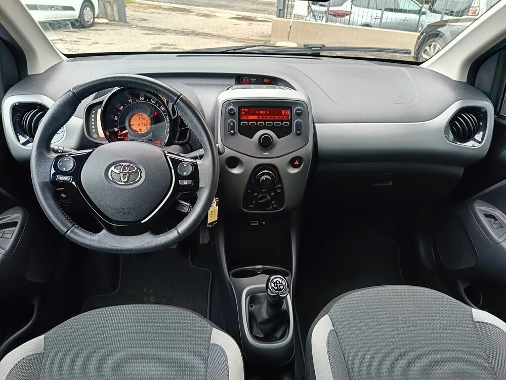 Toyota Aygo Connect 1.0 VVT-i 72 CV 5 porte x-clusiv red style