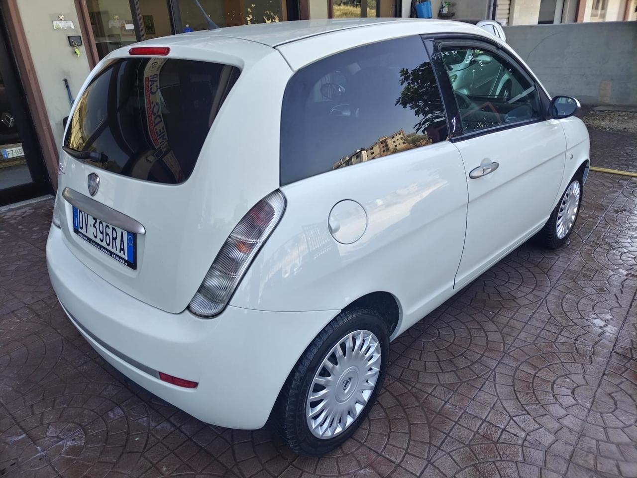 Lancia Ypsilon 1.3 MJT 75 CV Versus