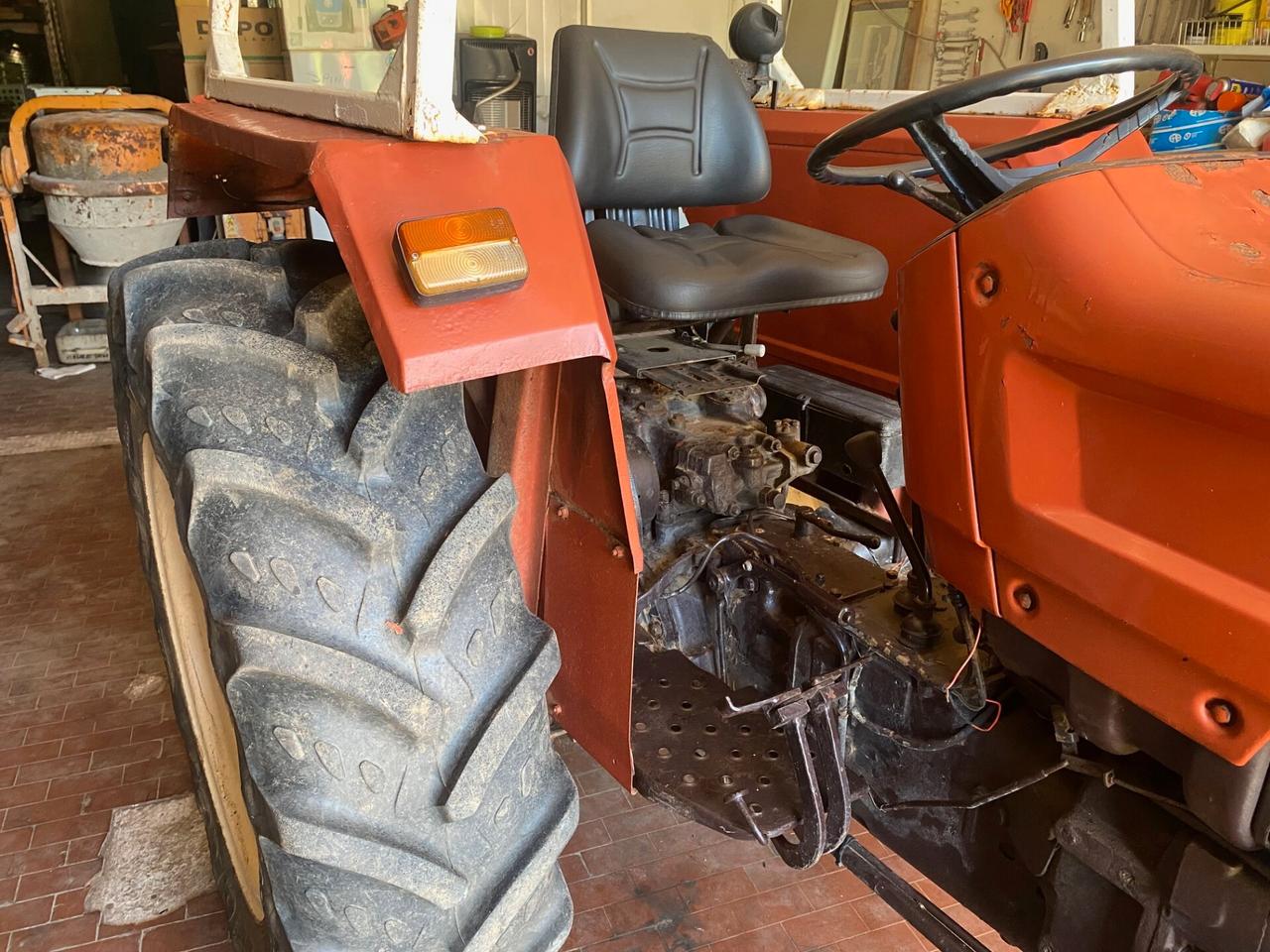 TRATTORE AGRICOLO FIAT 480-8 CON ATTREZZATURA