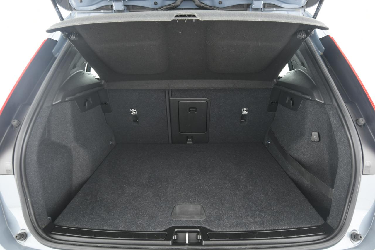 VOLVO XC40 2.0 d4 Momentum awd geartronic PELLE+LED+C19"