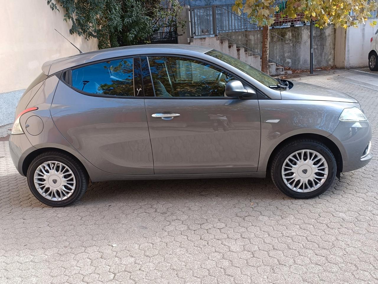 Lancia Ypsilon 1.2 69 CV 5 porte Silver
