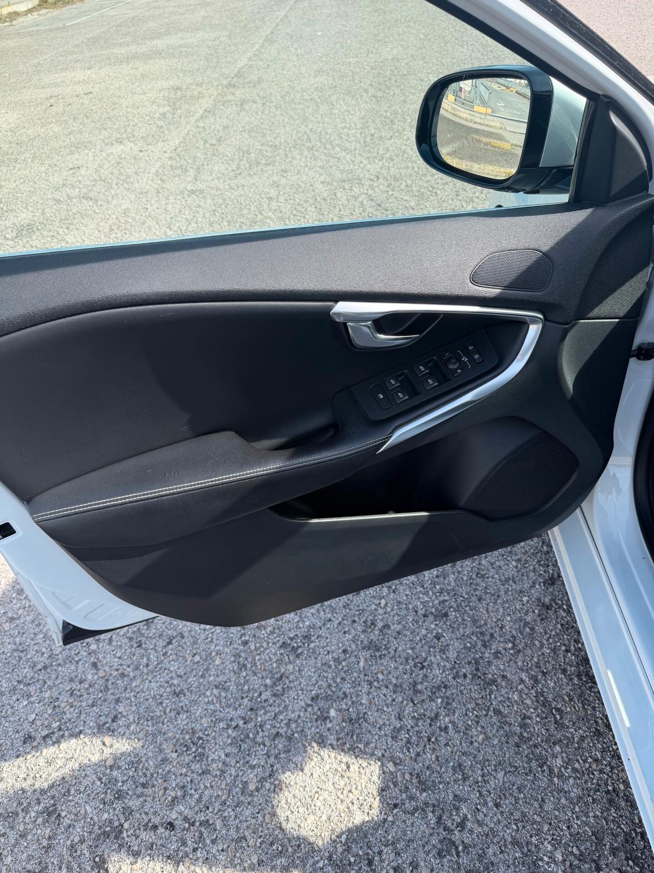 Volvo V40 D2 1.6 R-design Kinetic