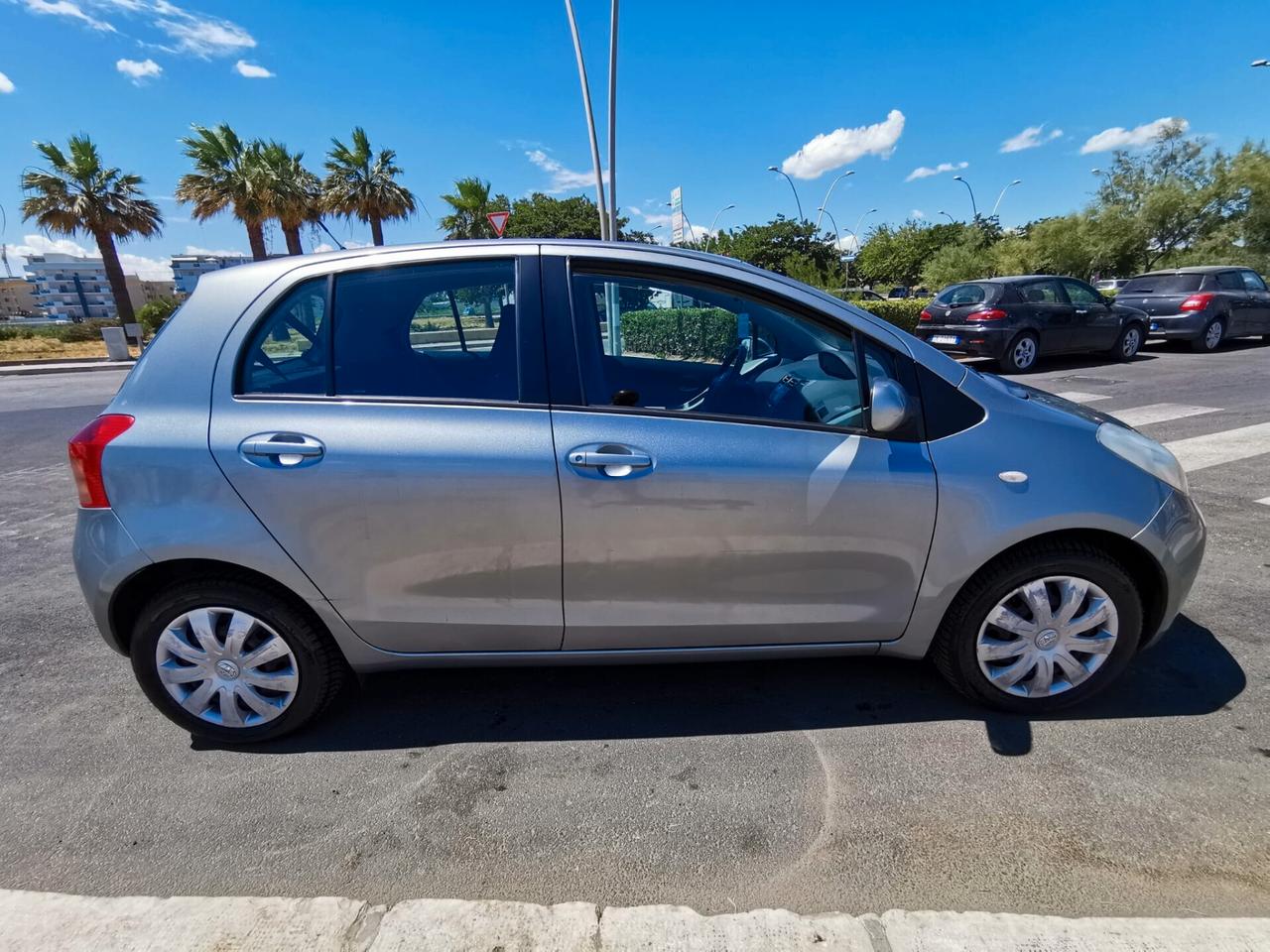 Toyota Yaris 1.3 5P. Sol solo km.97000
