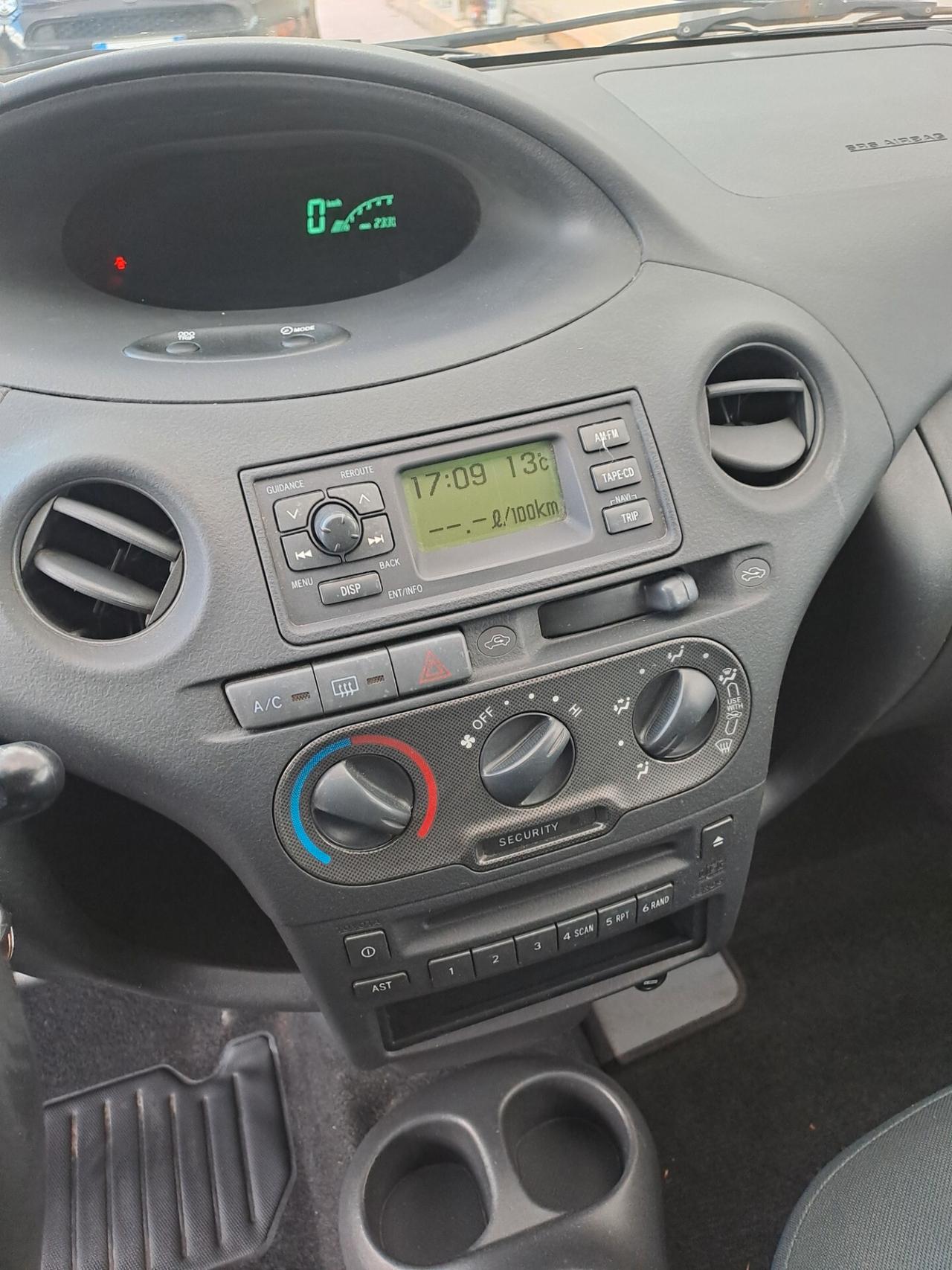 Toyota Yaris 1.3i 16V cat 5 porte Sol