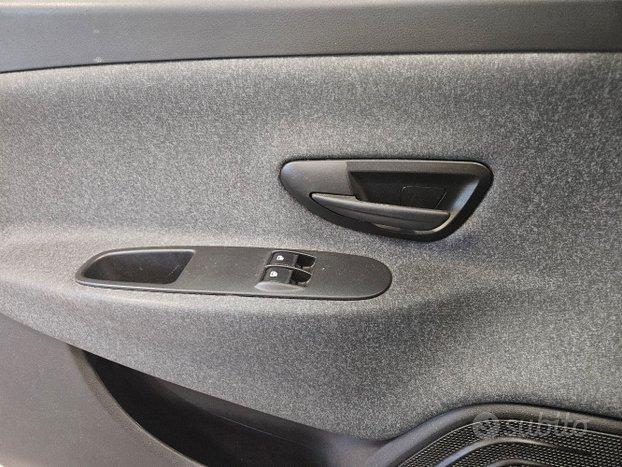 lancia ypsilon ecochic hybrid