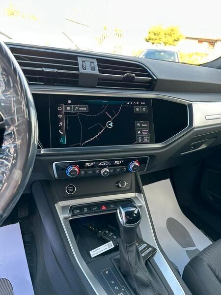 Audi Q3 45 TFSI e S tronic Line Identity Black