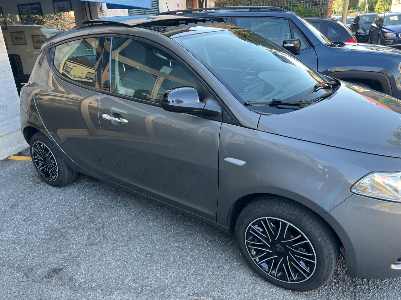 Lancia Ypsilon 1.2 69 CV 5 porte Platinum tetto apribile, navigatore
