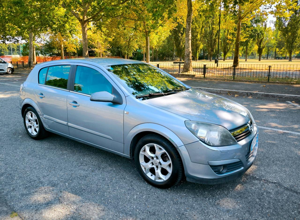 Opel Astra 1.6 16V Twinport 5 porte Cosmo