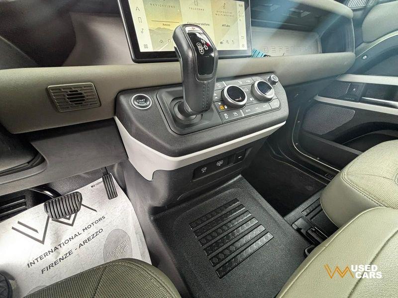 Land Rover Defender 3.0 I6 400 90 First Edition AWD auto