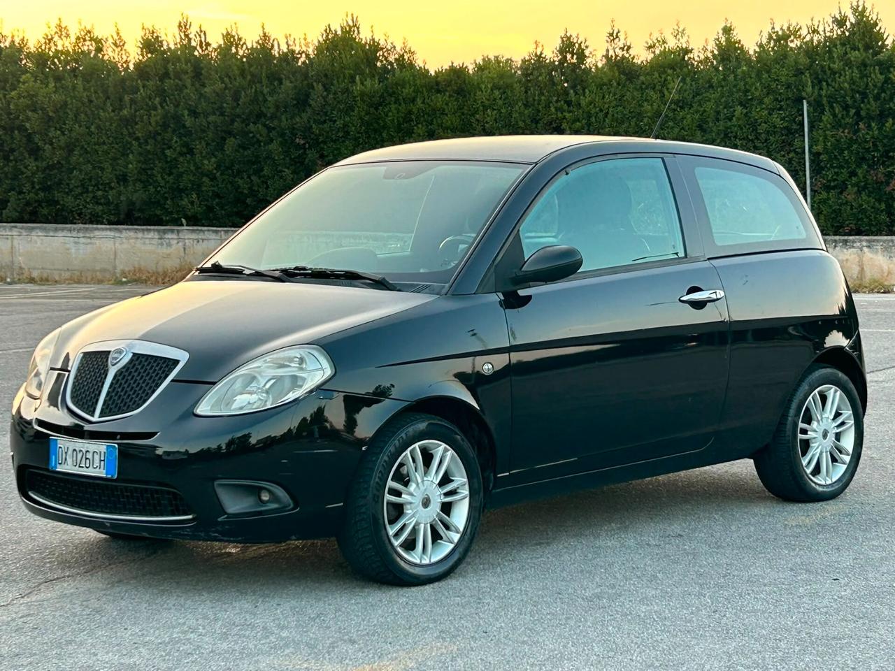 Lancia Ypsilon 1.3 MJT 75 CV Versus