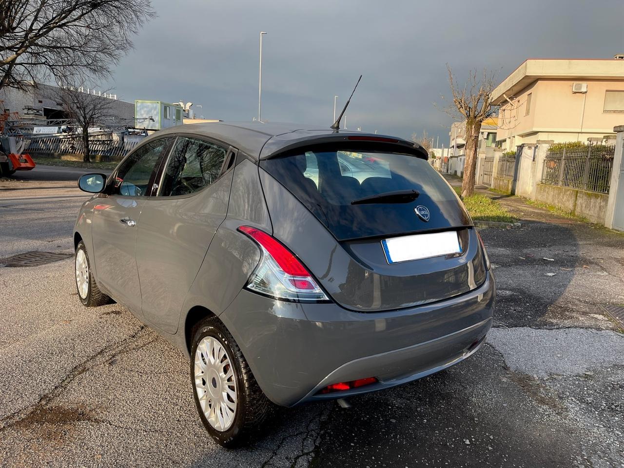 Lancia Ypsilon 1.2 69 CV 5 porte Platinum per Neopatentati 2016