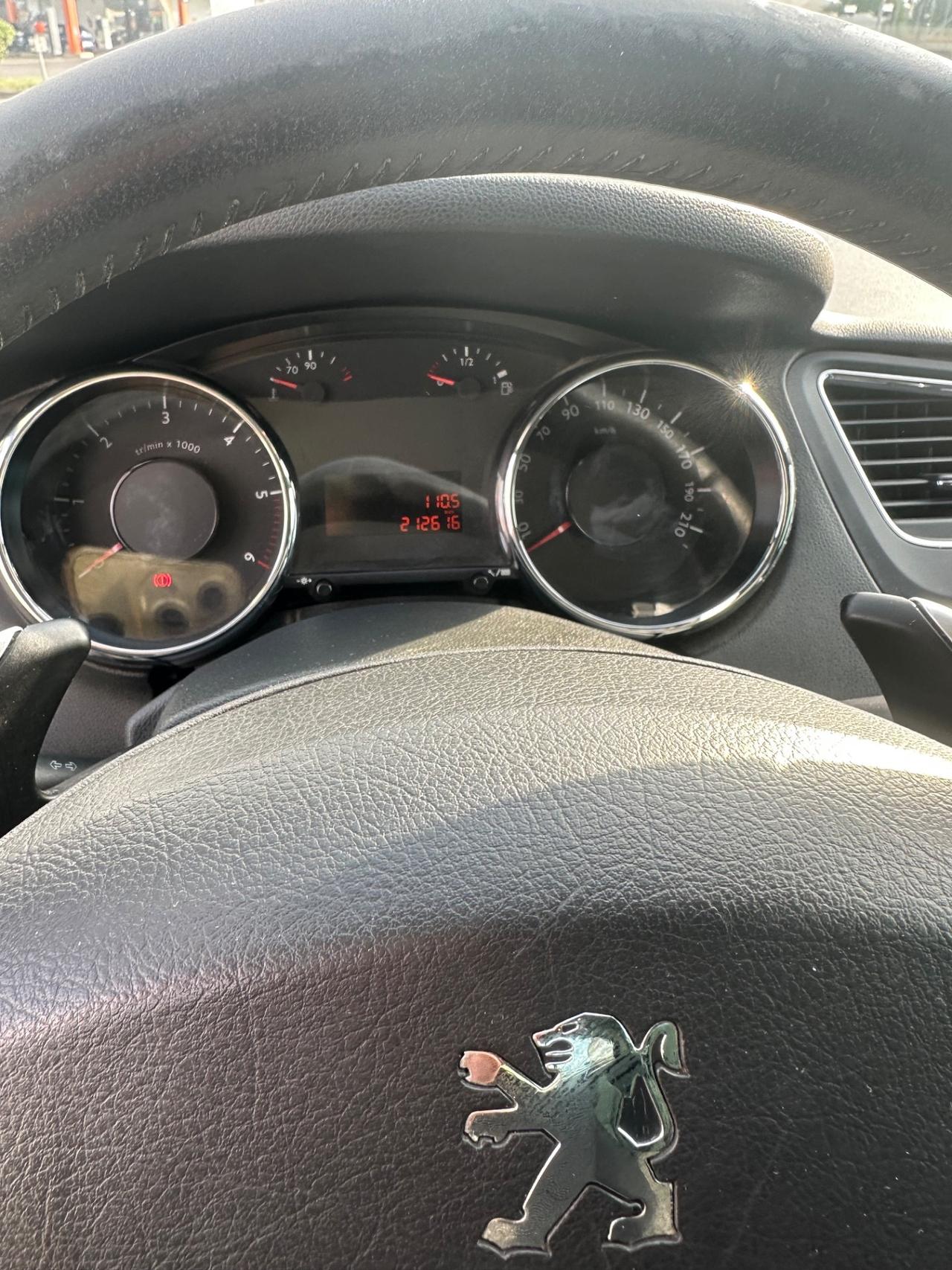 Peugeot 5008 1.6 HDi 110CV cambio robotizzato Tecno