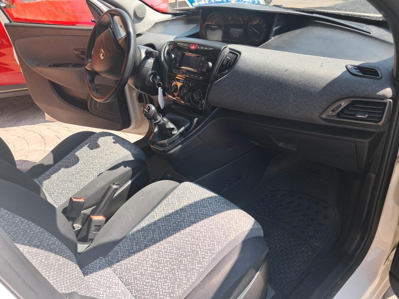 Lancia Ypsilon 1.0 FireFly 5 porte S&S Hybrid Silver
