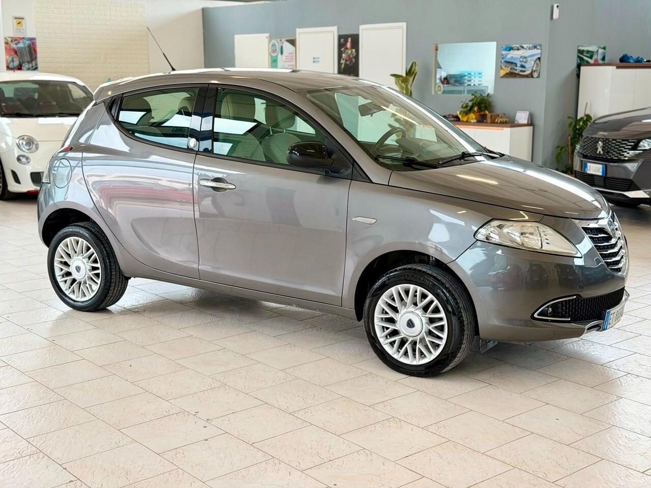Lancia Ypsilon 0.9 TwinAir 85 CV 5 porte Metano Ecochic Silver