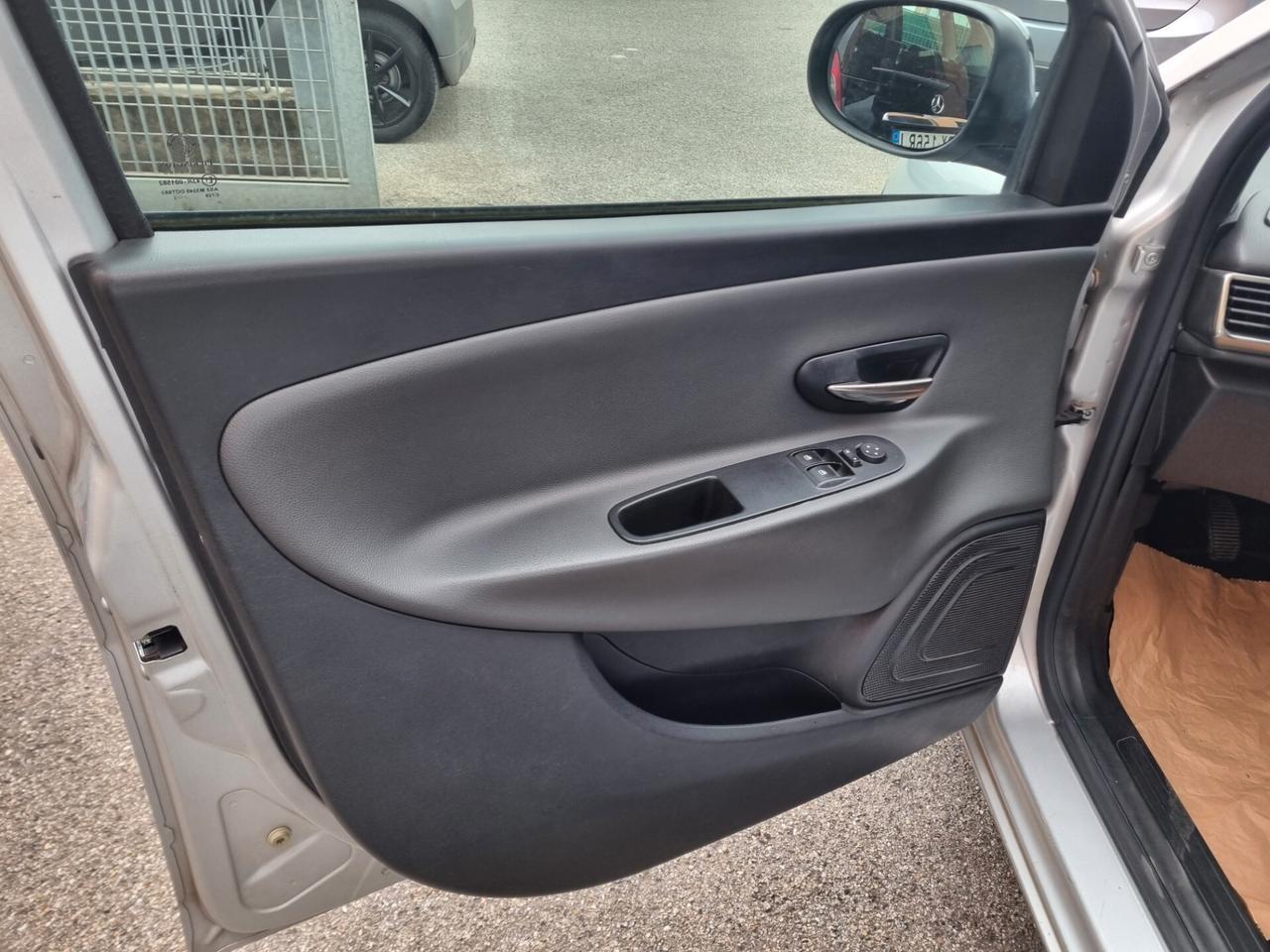 Lancia Ypsilon 1.2 69 CV 5 porte S&S Platinum unica proprietaria